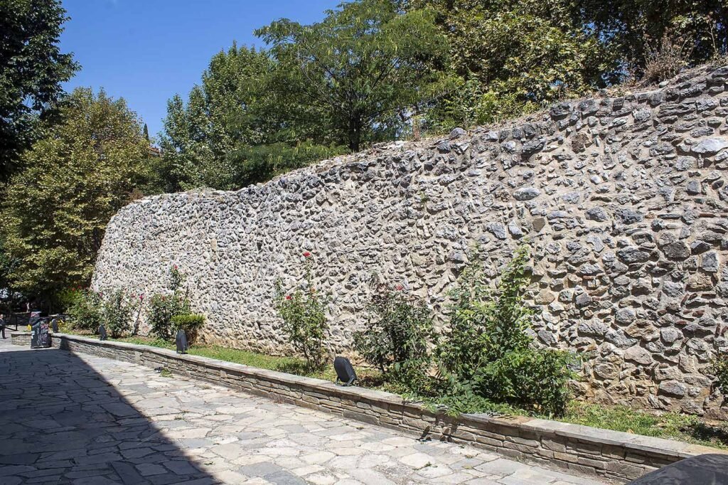 Τα βυζαντινά τείχη  της Καστοριάς | Καστοριανή Εστία