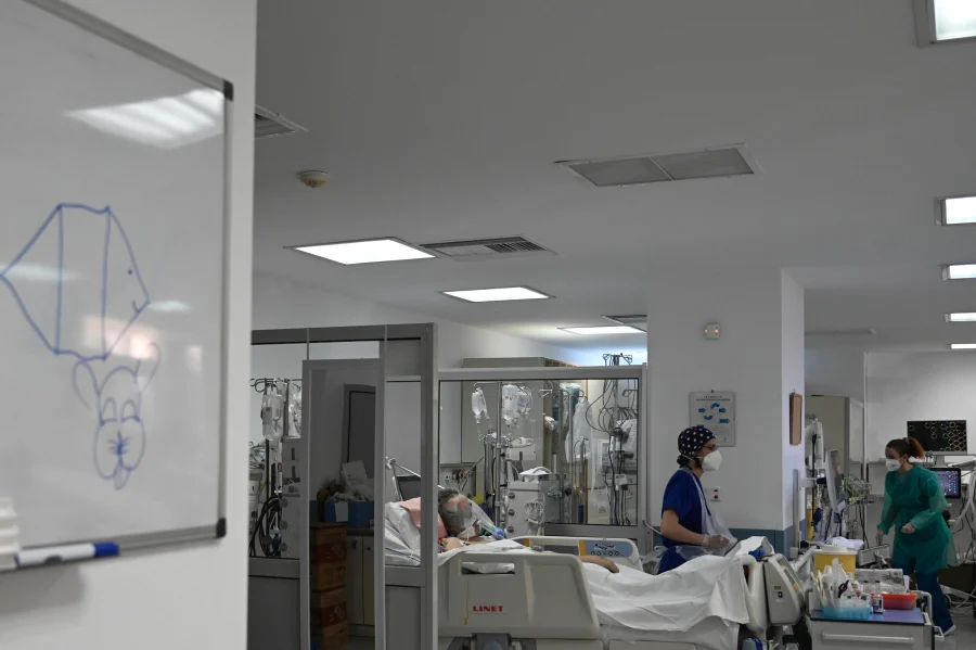 «Εκρηκτική» η κατάσταση στα νοσοκομεία με τον κορονοϊό – Αναμένεται νέα αύξηση κρουσμάτων