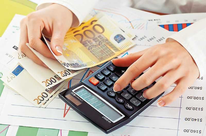 Έτσι διαμορφώνεται ο κατώτατος μισθός με τριετίες και επίδομα γάμου (πίνακες)