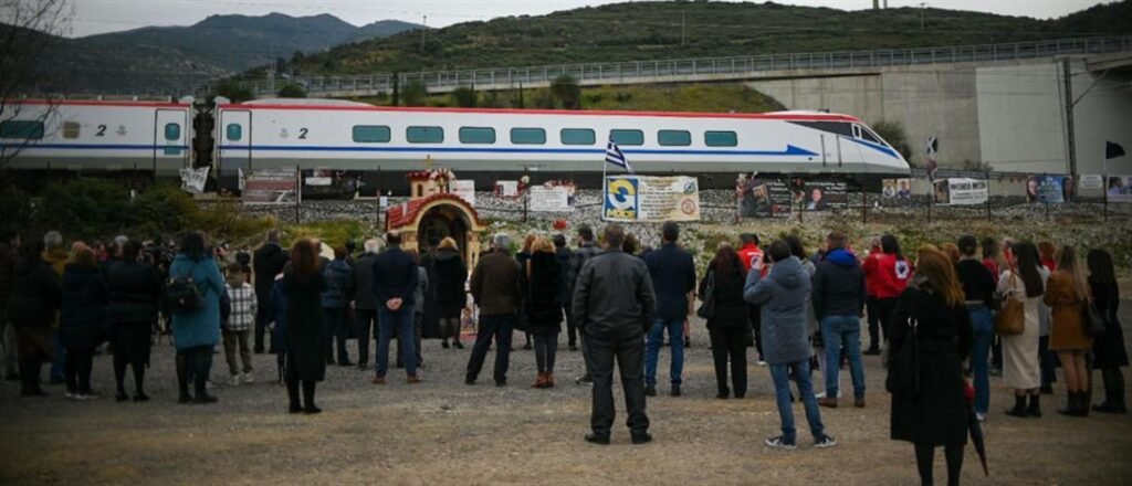 Τελέστηκε τρισάγιο στο σημείο της τραγωδίας των Τεμπών ένα χρόνο μετά την τραγωδία [εικόνες & βίντεο]