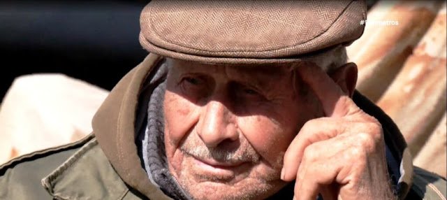 Αγρότης 100 ετών παλεύει ακόμα στο χωράφι και στις λαϊκές