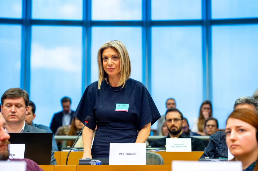 Καρυστιανού στην Ευρωβουλή: «Η κυβέρνηση παρέχει πλήρη ασυλία στον Καραμανλή» – Παραμένει ανοιχτή η αναφορά