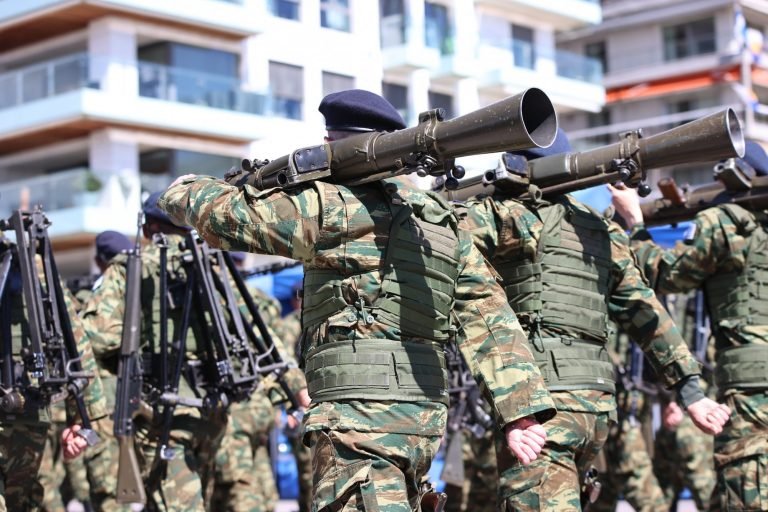 Καταγγελία γιατρών – Φαντάρος λιποθυμούμε και στρατιωτικός τον πίεζε να σταθεί όρθιος στην παρέλαση
