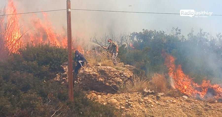 Ανεξέλεγκτη η φωτιά στο Λασίθι: Καίγονται σπίτια, ένας τραυματίας