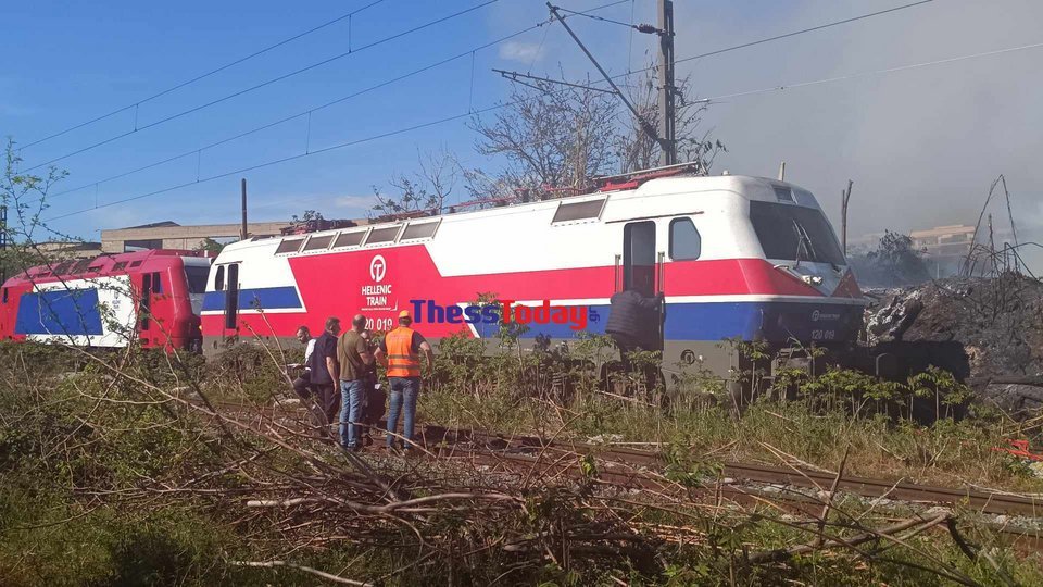 Φωτιά στον σιδηροδρομικό άξονα Θεσσαλονίκη-Ειδομένη -Κινδύνευσαν οι μηχανοδηγοί, ζημιές στον συρμό [βίντεο]