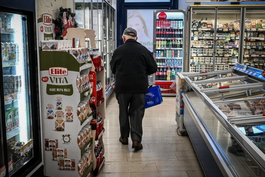 Δεν μένει ούτε ευρώ: Η ακρίβεια «τρώει» τις αποταμιεύσεις