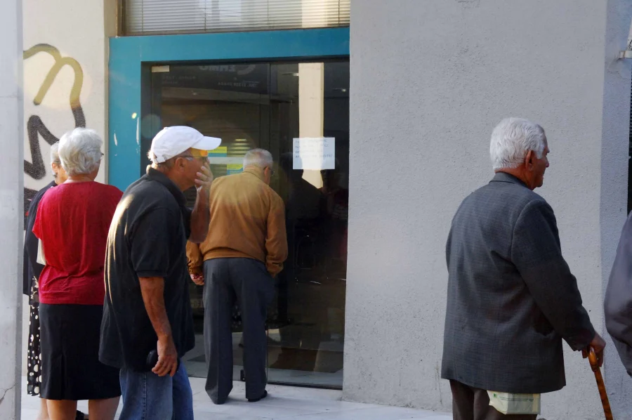 Συντάξεις Ιουλίου: Τι ώρα μπαίνουν σήμερα τα χρήματα