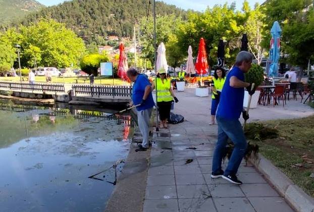 Καθαρισμός της λίμνης Καστοριάς στην Βόρεια και Νότια Παραλία με προσωπικό της Περιφερειακής Ενότητας Καστοριάς