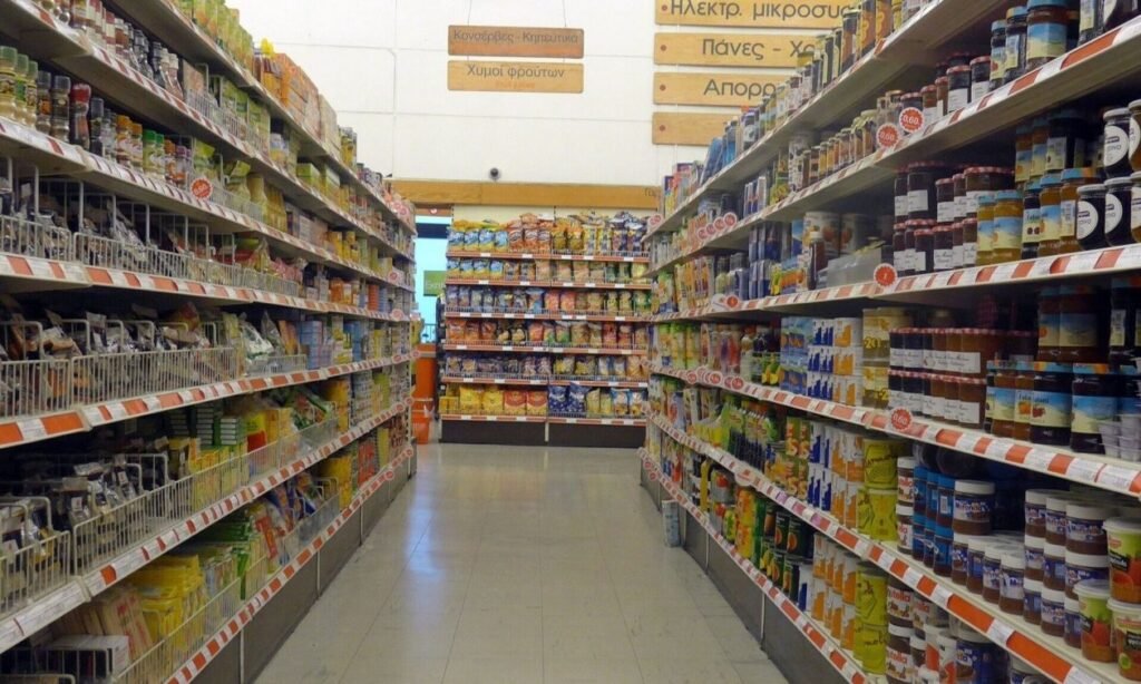 Ακρίβεια: «Ροκανίζει» μισθούς και συντάξεις – Μόλις για 15 μέρες φτάνει το εισόδημα