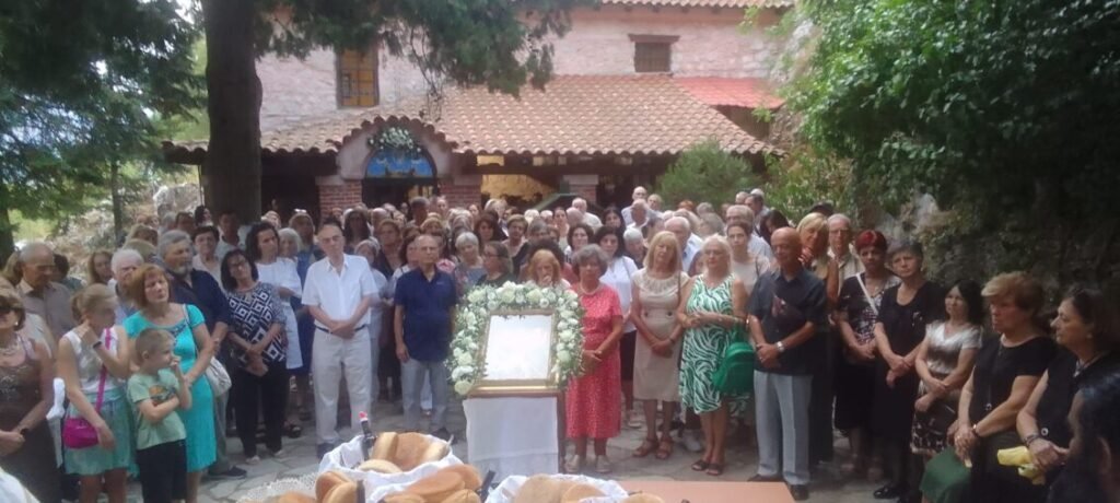 Πλήθος κόσμου στο εσπερινό στο Εκκλησάκι της Μεταμορφώσεως τού Σωτήρος στο Απόζαρι Καστοριάς