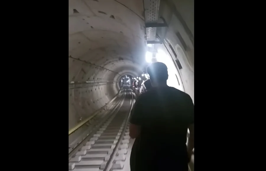 Μετρό Θεσσαλονίκης: Ακινητοποιήθηκε συρμός, οι επιβάτες περπάτησαν στη σήραγγα έως τον σταθμό (Βίντεο)