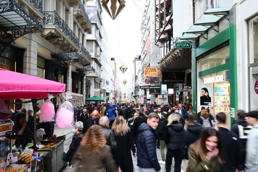 Ξεκινούν οι χειμερινές εκπτώσεις: Ποιες Κυριακές θα είναι ανοιχτά τα καταστήματα
