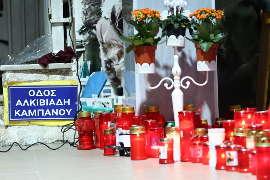Άλκης Καμπανός: Τρία χρόνια μετά τη δολοφονία του, άναψαν 19 κεριά στο σημείο που σκοτώθηκε