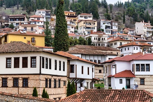 Περπατώντας στα στενά του Ντολτσό στην Καστοριά
