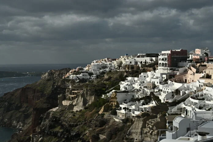 Σαντορίνη: Συνδυασμός τεκτονικών αιτιών και μαγματισμού η σεισμική δραστηριότητα – Η ανακοίνωση των δύο επιτροπών