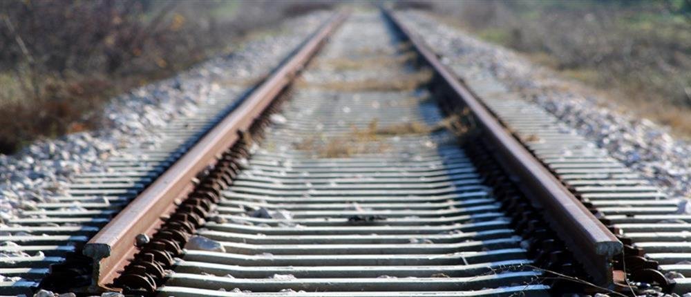 Τρένο παρέσυρε αμάξι που ήταν “παρκαρισμένο” πάνω στις γραμμές