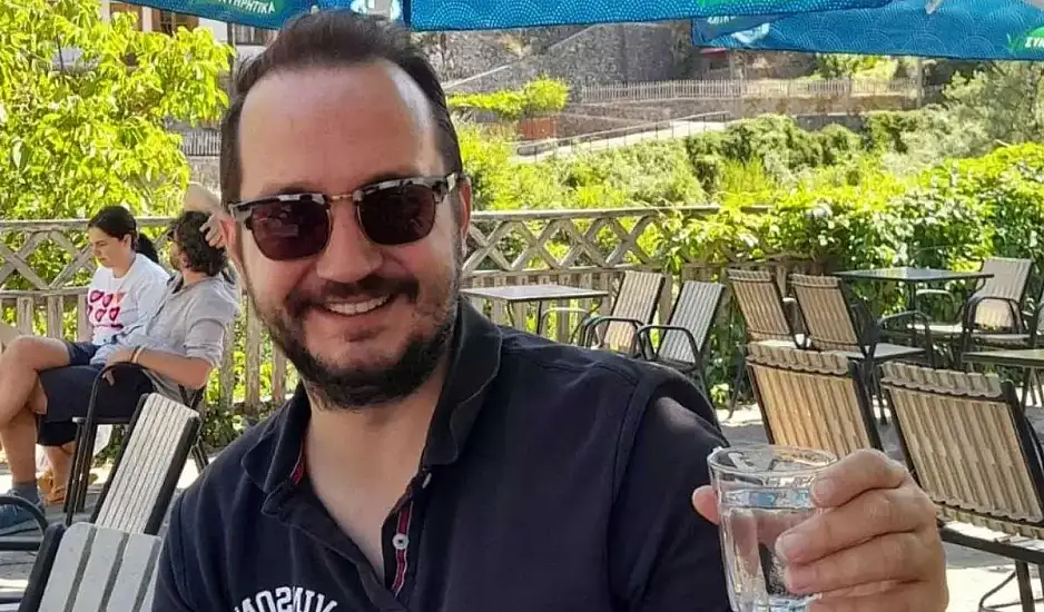 Θάνατος Βασίλη Καλογήρου: Το εύρημα στο χέρι του που «δείχνει» εγκληματική ενέργεια