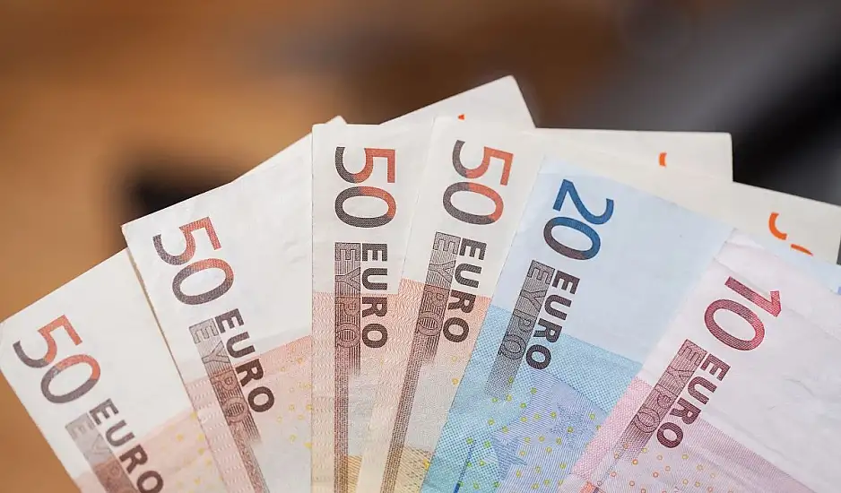 Τα 19 επιδόματα που επηρεάζονται από την αύξηση του κατώτατου μισθού
