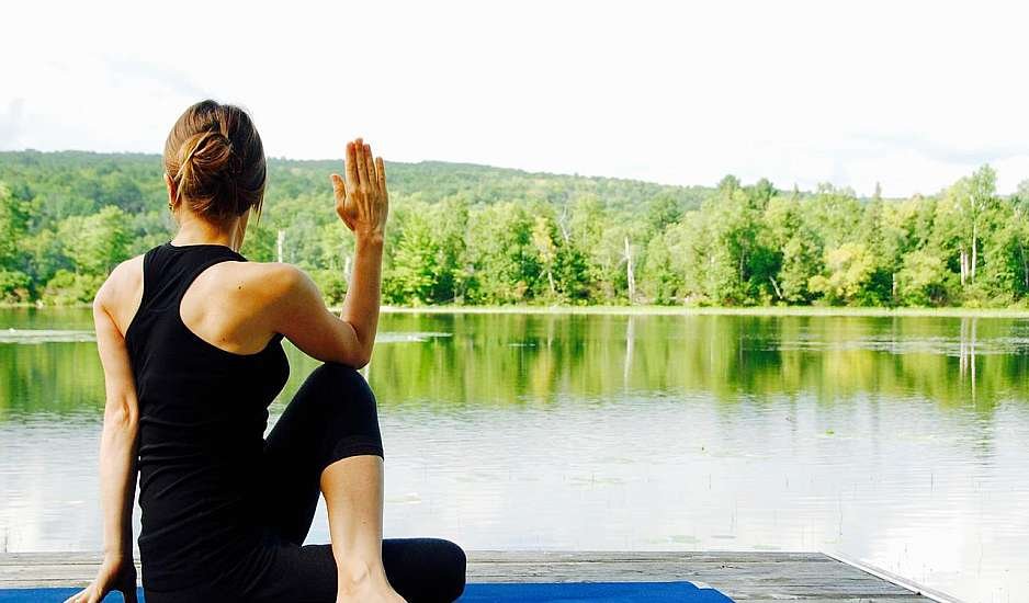 Hot yoga: Τι χρειάζεται να ξέρεις πριν ξεκινήσεις