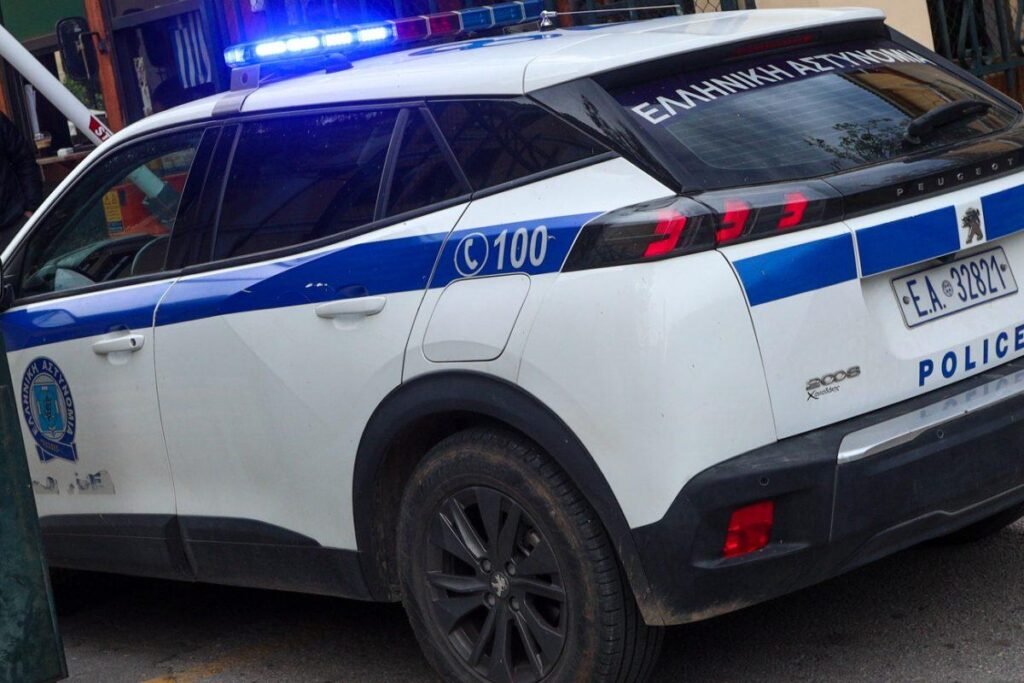 Μπήκε στο περιπολικό και έκανε τον παλιατζή από το μεγάφωνο (Βίντεο)
