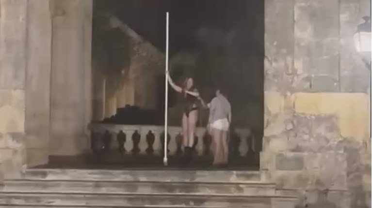 Σάλος στην Κέρκυρα: Ημίγυμνα μοντέλα κάνουν poledancing στα παλιά ανάκτορα – Μήνυση από τον δήμο [βίντεο]