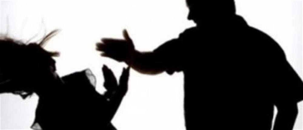 Έγδυσε και ξυλοκόπησε τη σύντροφο του στην εθνική οδό, γιατί του είχε κρύψει τα κλειδιά του αυτοκινήτου