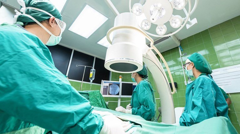 Η πρώτη μεταμόσχευση ήπατος από γυναίκα χειρουργό στην Ελλάδα – Ποια είναι η Κων/να-Ελένη Καρακάση