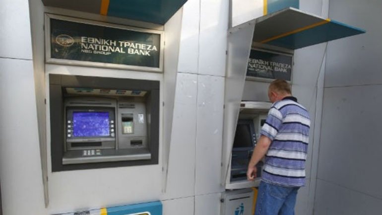 Καστοριά: Μάταιες ελπίδες μπροστά στο ΑΤΜ της Εθνικής Τράπεζας!