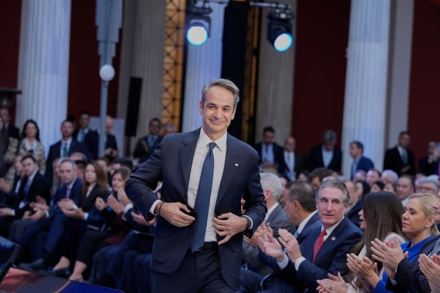 Έρχονται νέες παροχές «αναχώματα» σε σκάνδαλα και ακρίβεια