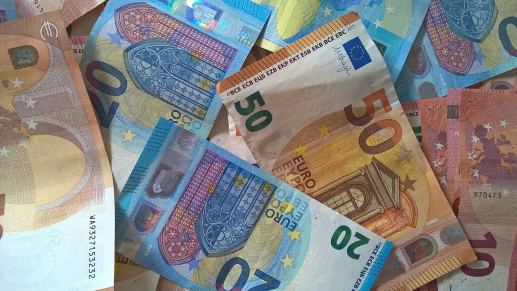Διευρύνεται το «βουνό» των οφειλών προς το Δημόσιο – Ανεπίδεκτα είσπραξης σχεδόν 27 δισ. ευρώ