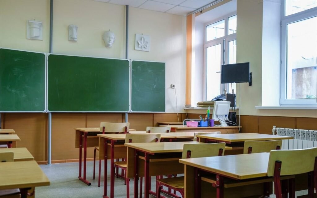 Στην επόμενη τάξη ό,τι και αν γίνει: Επιβιώνοντας στο σχολείο χωρίς να ανοίξεις βιβλίο
