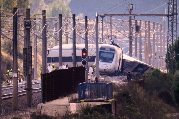 Ισπανία: 40 οι νεκροί από τη σύγκρουση τρένων – Εντοπίστηκε σπασμένος σύνδεσμος στις ράγες, φόβοι για εγκλωβισμένους