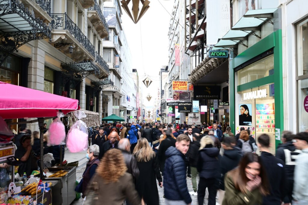 Εγκλωβισμένοι στο παιδικό τους δωμάτιο – Γιατί 30ρηδες και 40αρηδες μένουν στο πατρικό