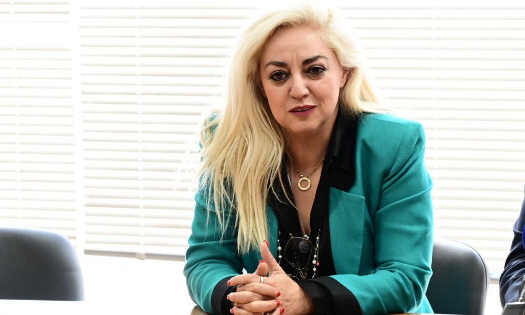 Παραιτήθηκε η Άννα Στρατινάκη από υποδιοικήτρια της Ανεξάρτητης Αρχής για την Αγορά λόγω της εμπλοκής του συζύγου της στην υπόθεση Παναγόπουλου