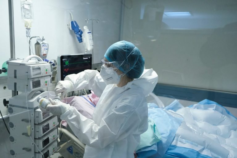 ΕΟΔΥ: Επτά θάνατοι από COVID-19 και 9 από γρίπη την τελευταία εβδομάδα