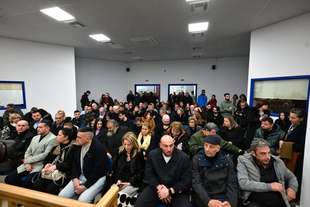 Ξεκινάει η δίκη για τα Τέμπη: Δικαιοσύνη για τους 57 νεκρούς – Επίθεση συγγενών στον Πατέρα, «θα σε σκίσω με τα χέρια μου»