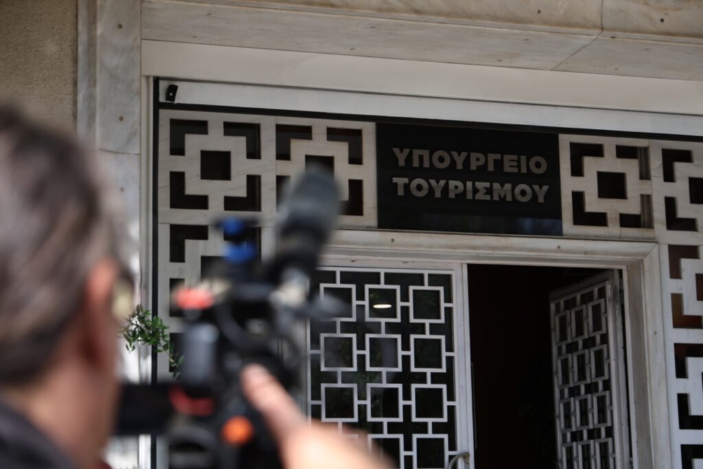 Τραγωδία στο υπουργείο Τουρισμού: Γυναίκα έπεσε από τον 2ο όροφο